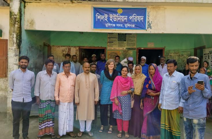 Gruppenfoto vor Gebäude in Bangladesh