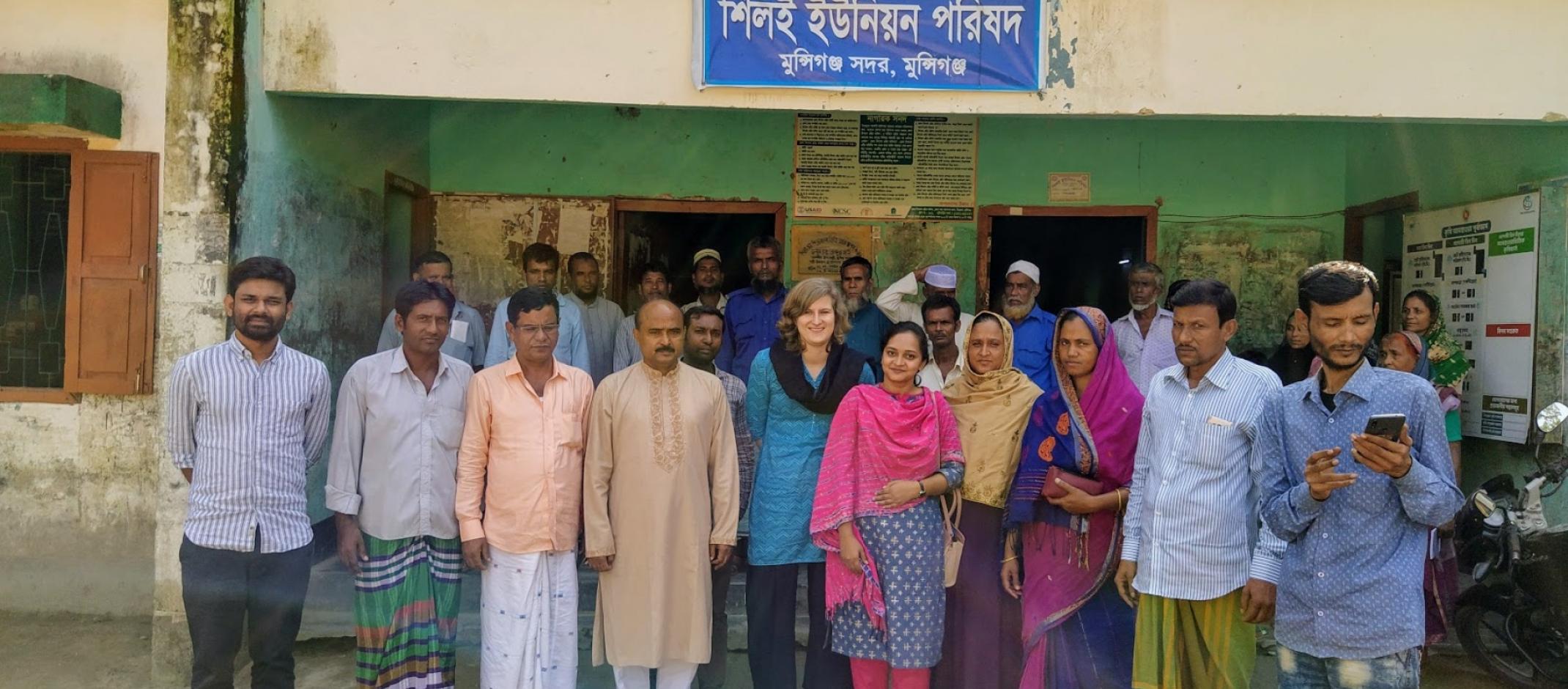 Gruppenfoto vor Gebäude in Bangladesh
